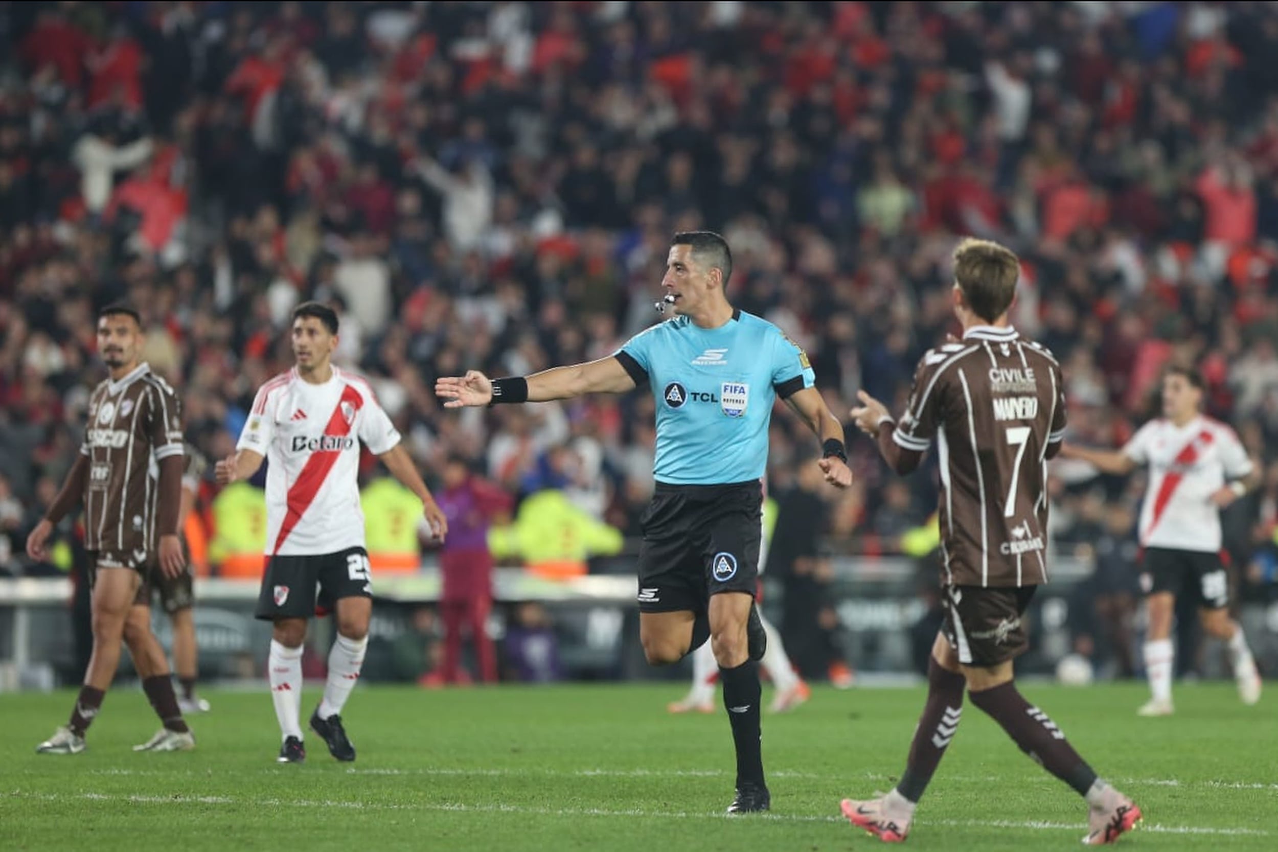Liga Profesional de Fútbol: River Plate vs. Platense. Torneo Apertura 2025.