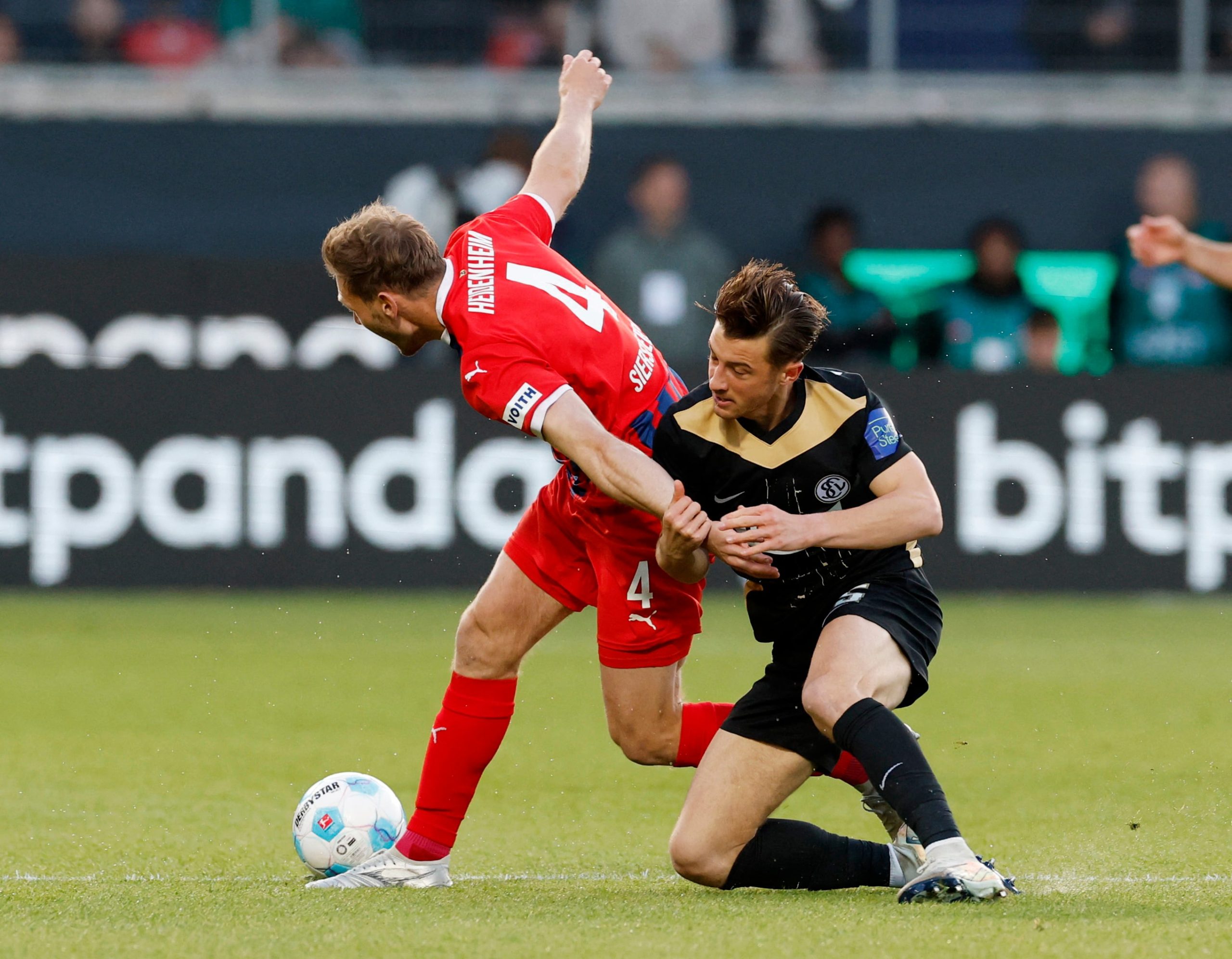 Heidenheim vs Elversberg por la descenso de la Bundelisga de Alemania del 2025.