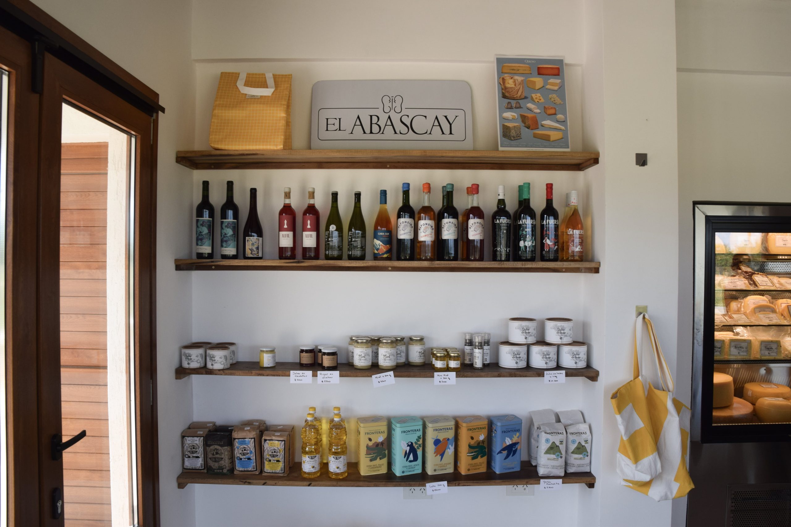 Además de los quesos, ofrecen otros productos propios como manteca, miel, dulce de leche y otros productos de amigos, como yerba, vinos, vermú, chocolates y aceites.