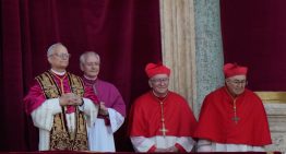 Las lágrimas del papa León XIV al saludar a los fieles por primera vez en la plaza San Pedro