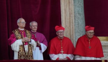 Las lágrimas del papa León XIV al saludar a los fieles por primera vez en la plaza San Pedro