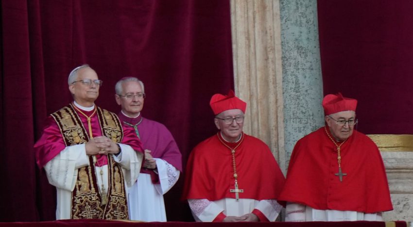 Las lágrimas del papa León XIV al saludar a los fieles por primera vez en la plaza San Pedro