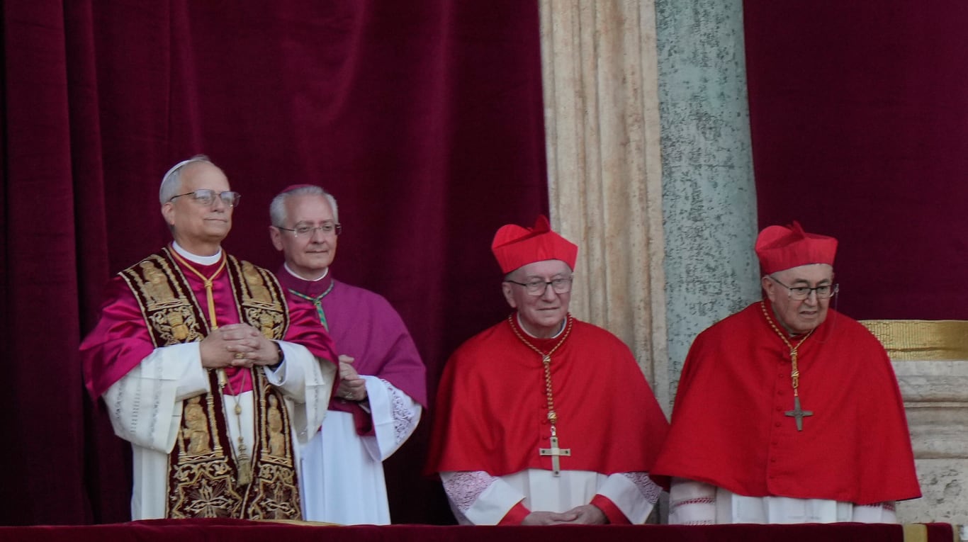 El papa León XIV, a la izquierda, aparece en el balcón de la Basílica de San Pedro después de su elección, en el Vaticano, el jueves 8 de mayo de 2025. (Foto: AP / Luca Bruno)