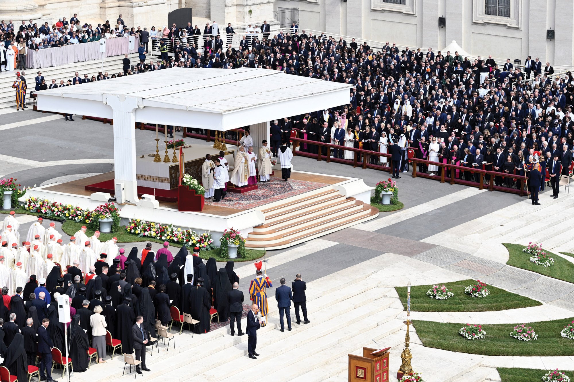 Una vista de San Pedro durante la ceremonia. Al igual que el funeral de Francisco, de un lado de la plaza se ubicó el clero; y del otro, las Casas Reales, funcionarios y demás invitados. A partir de la segunda fila, regía el orden alfabético: desde Andorra a Zambia.
