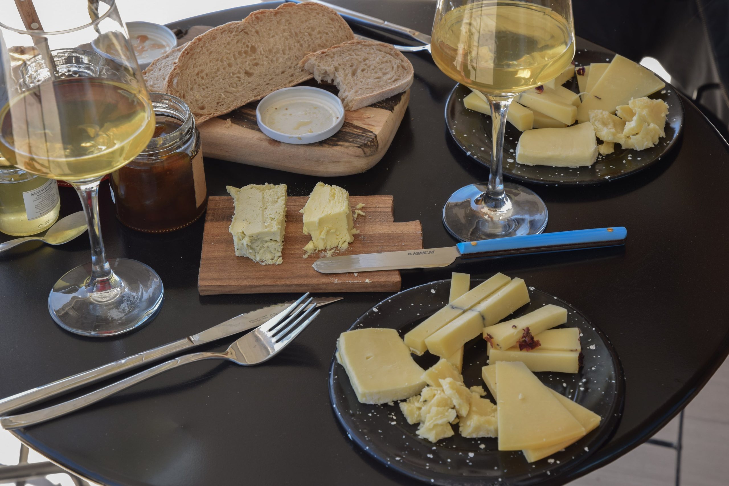 Degustación de los quesos artesanales de El Abascay, maridados con vinos orgánicos. 