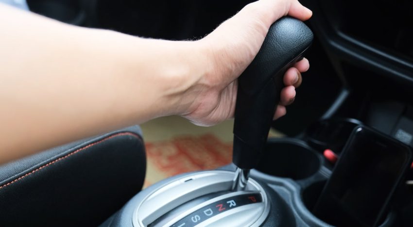 El error común que sí o sí debés evitar al usar la letra P en la caja de cambios de un vehículo automático