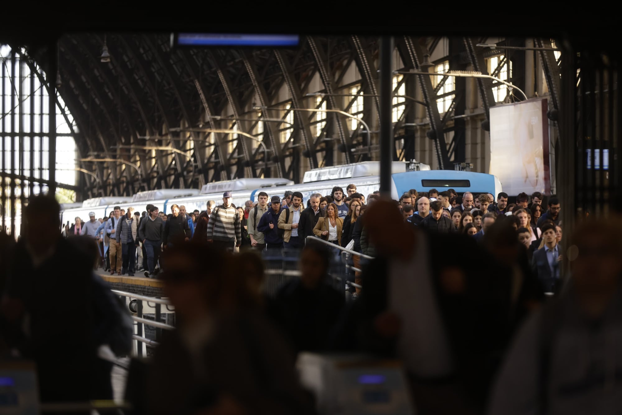 Gran cantidad de pasajeros bajan del tren Mitre en la estación de Retiro en el día del paro de colectivos de este martes 6 de mayo
