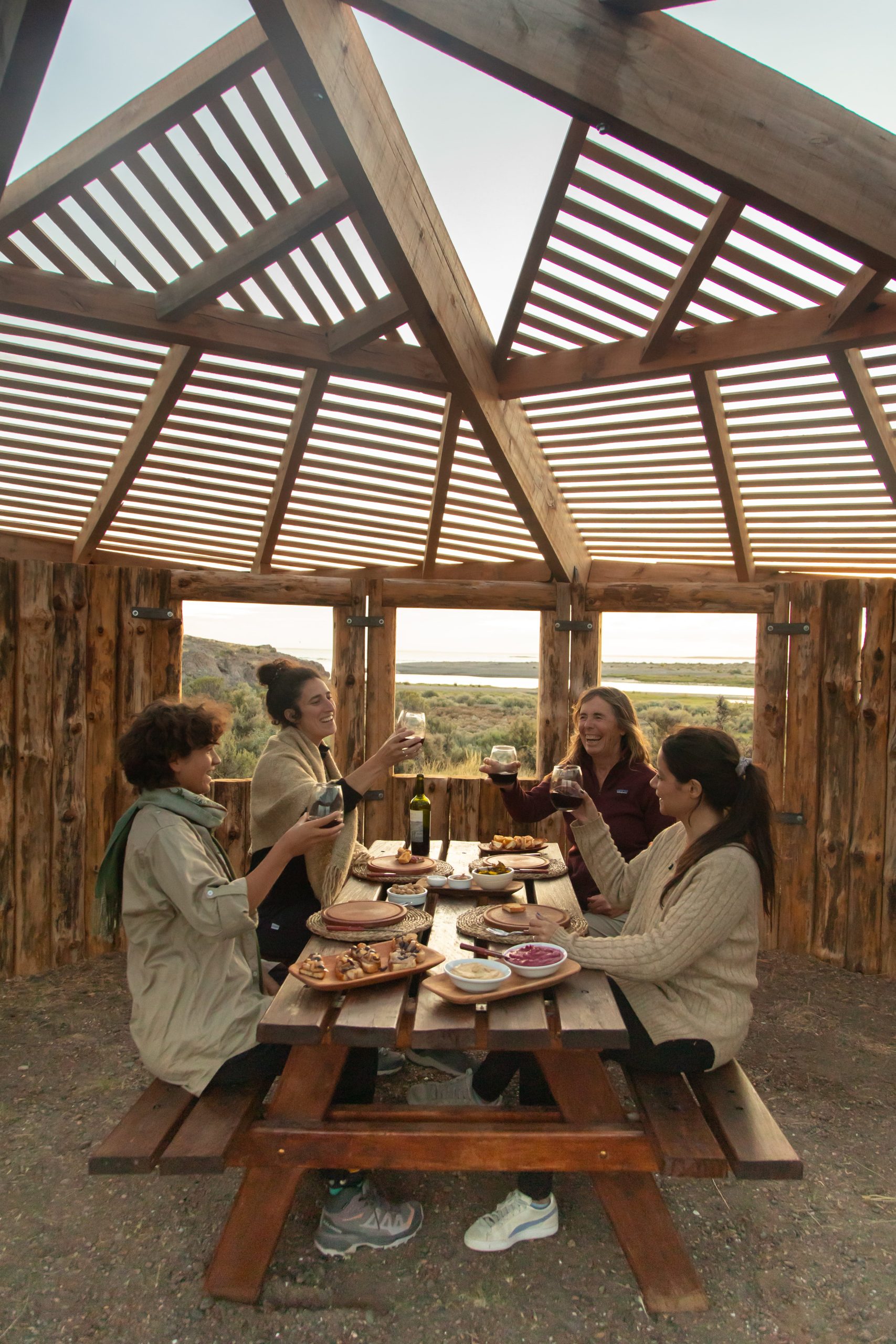 La matera es una estructura semicerrada de madera que propone un espacio de reunión junto al mar.