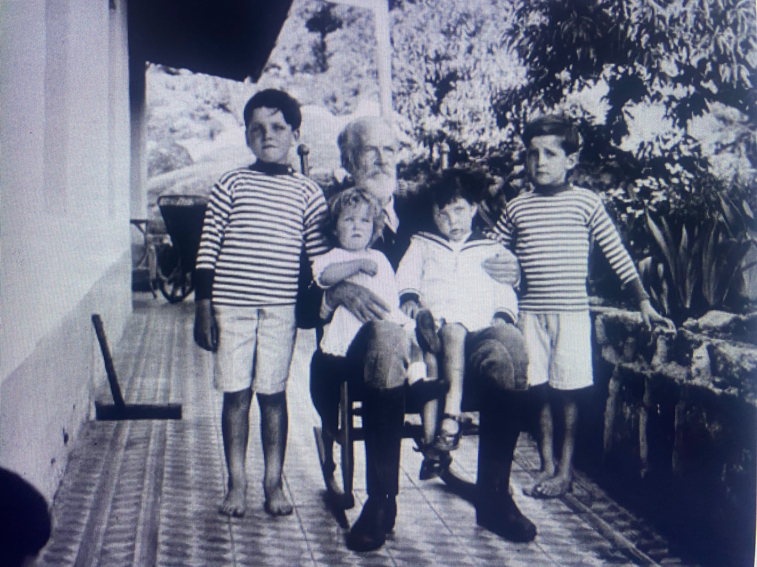 Los hermanos Juan Carlos, Luisita, Adelita y Jorge Christensen junto a su abuelo, en La Constancia.