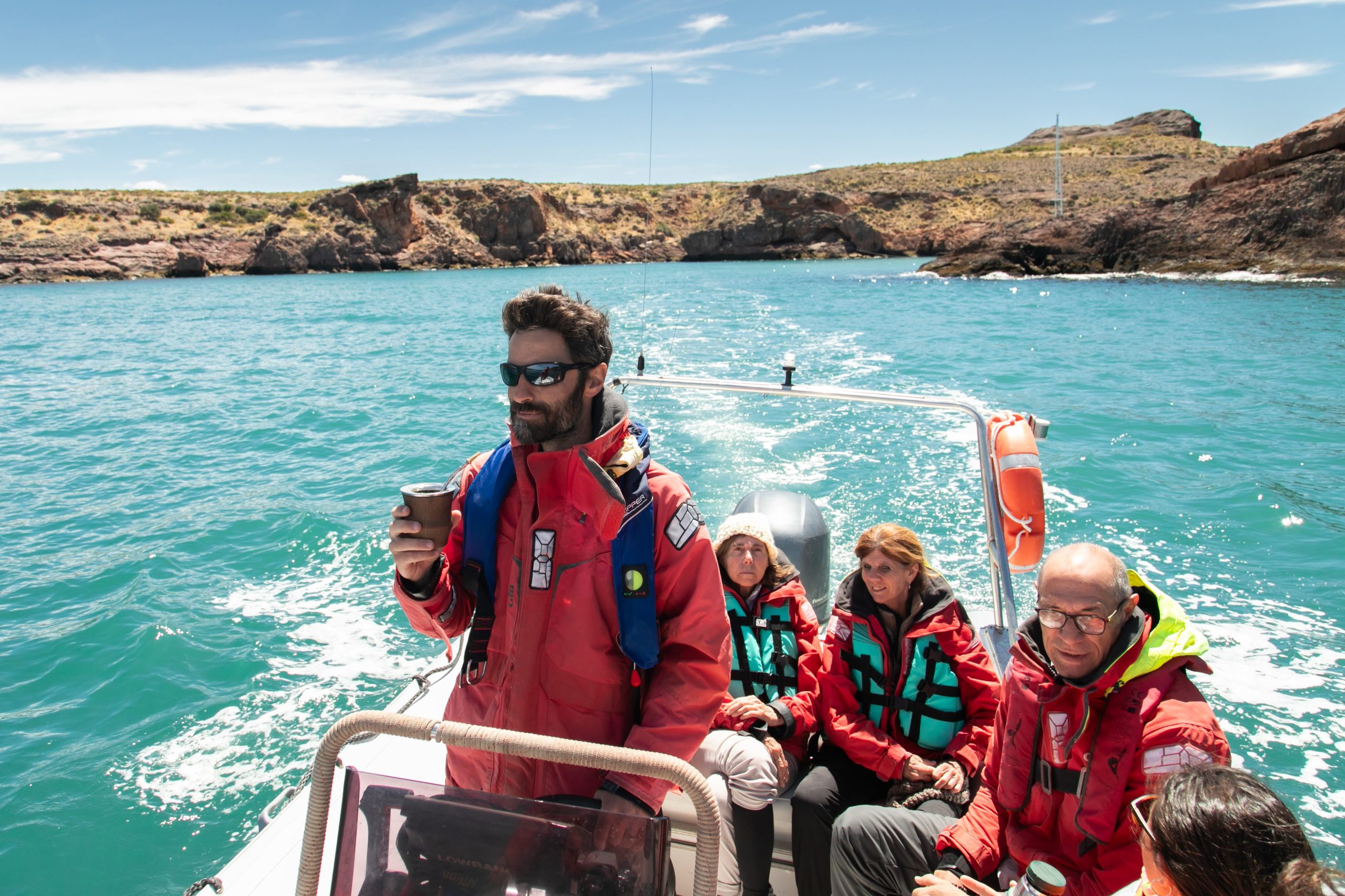 La navegación al faro es la actividad estrella en el Portal Isla Leones.