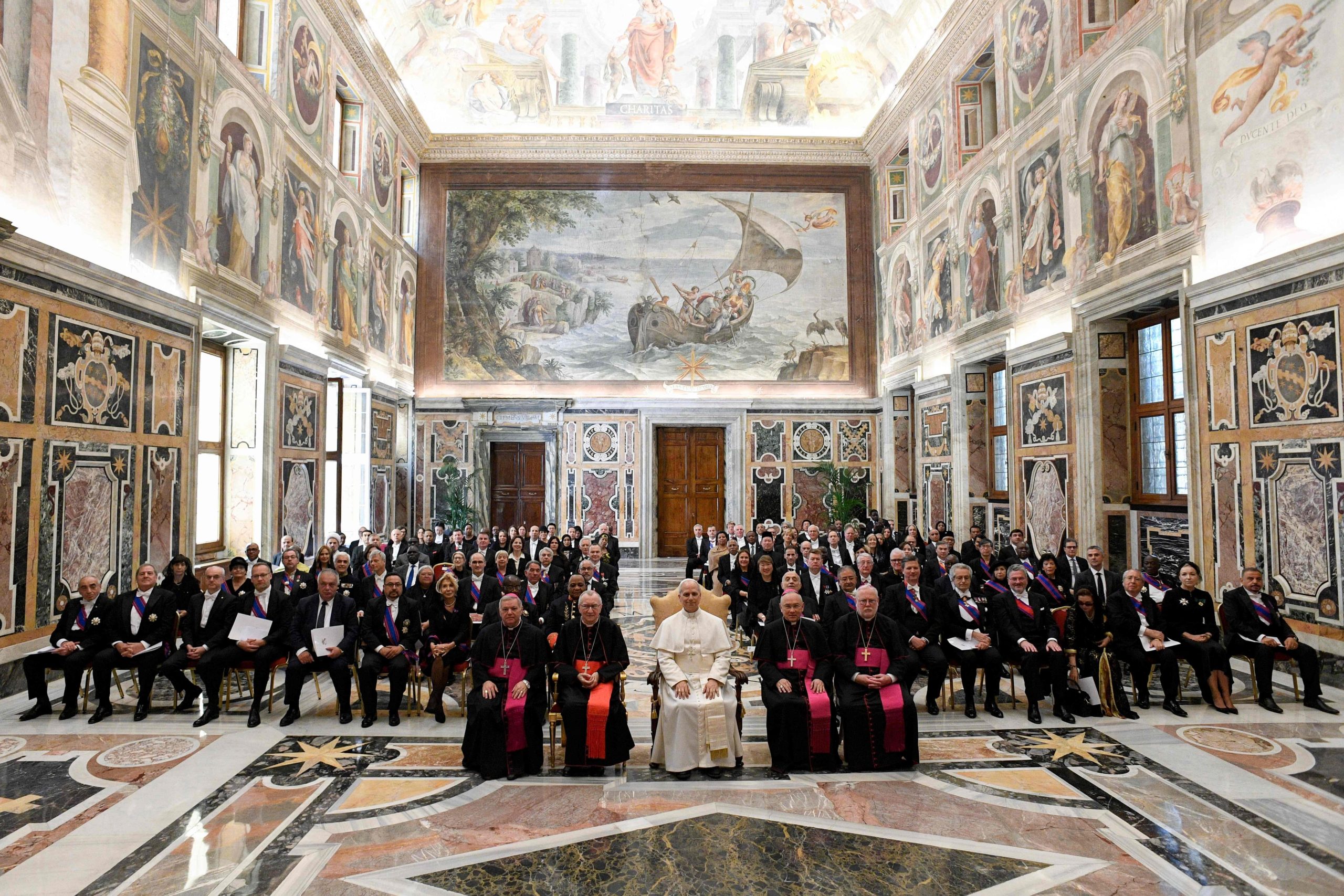 Esta foto, tomada y distribuida el 16 de mayo de 2025 por Vatican Media, muestra al papa León XIV durante una audiencia con el Cuerpo Diplomático en el Vaticano.