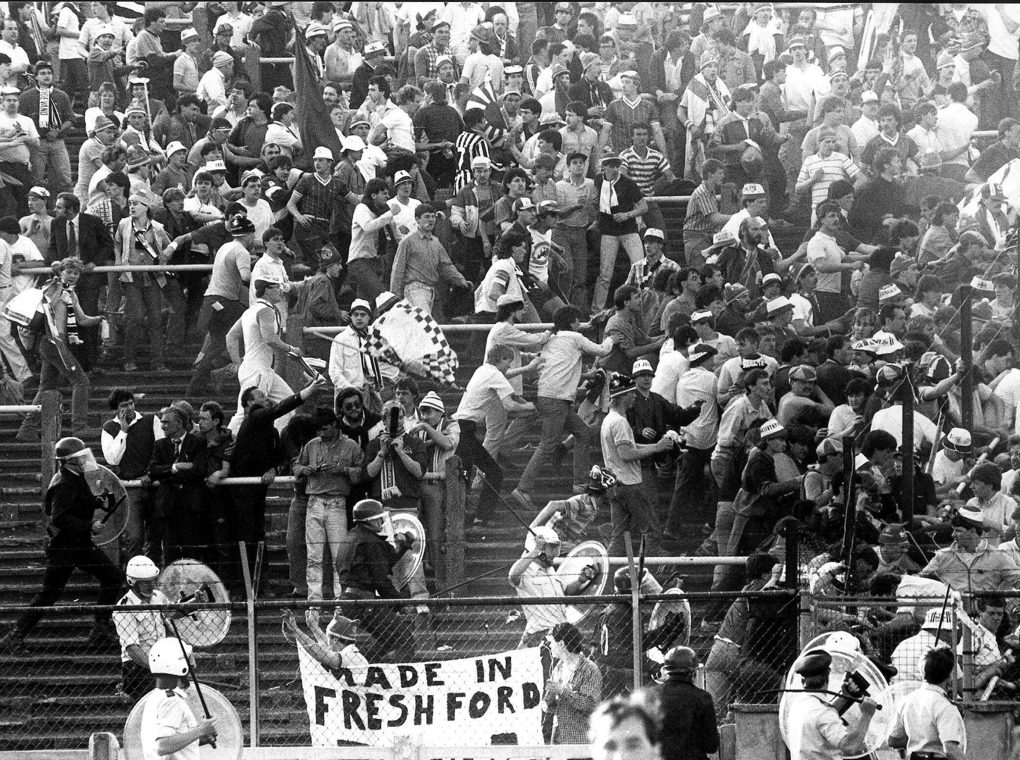 HEY22 - BRUSELAS (BELGICA), 24/05/05 .- Foto de archivo (29/05/1985) en Bruselas tomada durante los disturbios en el estadio de fútbol de Heysel / Heizel durante el Final de la copa europea entre el equipo inglés de Liverpool y la Juventus de Italia. La ciudad de Bruselas por primera vez en 20 años celebra el domingo 29 de mayo el aniversario del desastre de estadio Heysel y conmemora la muerte de 39 personas, la mayoría fanáticos italianos de fútbol. EFE/-