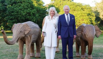 En fotos. Los looks al detalle de la realeza en el Vaticano, el rey Carlos rodeado de elefantes de madera e Ingrid de Noruega protagonista