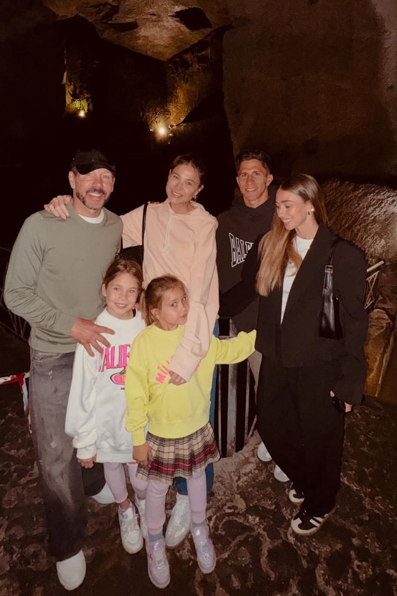 Cholo, Carla, Giuliano, su novia Irene Ariza y las más chicas de la familia. 