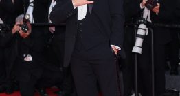Después del esmoquin en Cannes, Tom Cruise arrasó con las miradas en Nueva York: camisa abierta y traje negro
