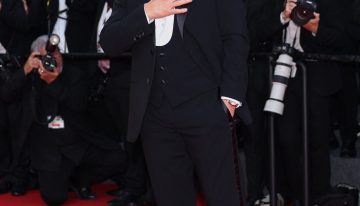 Después del esmoquin en Cannes, Tom Cruise arrasó con las miradas en Nueva York: camisa abierta y traje negro