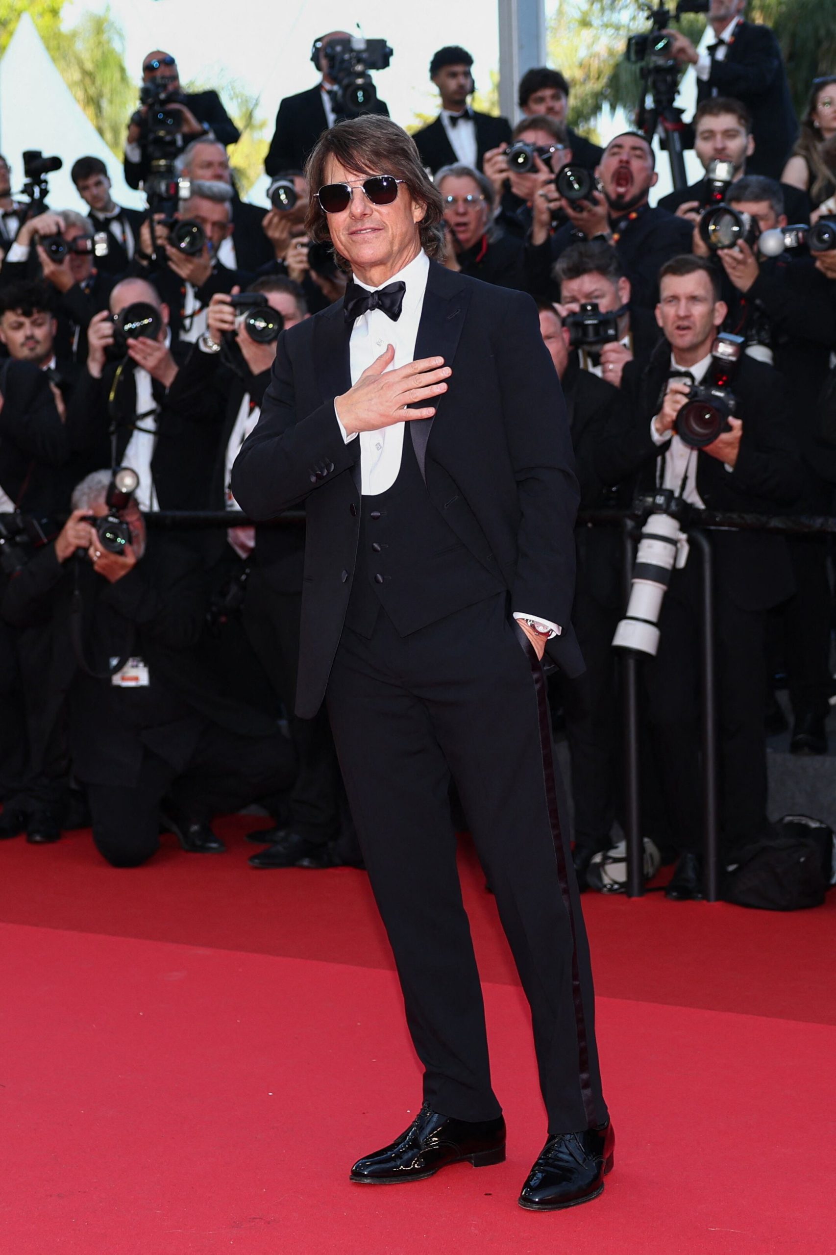 Tom Cruise en esmoquin y chaleco en Cannes. (Foto: REUTERS/Sarah Meyssonnier)