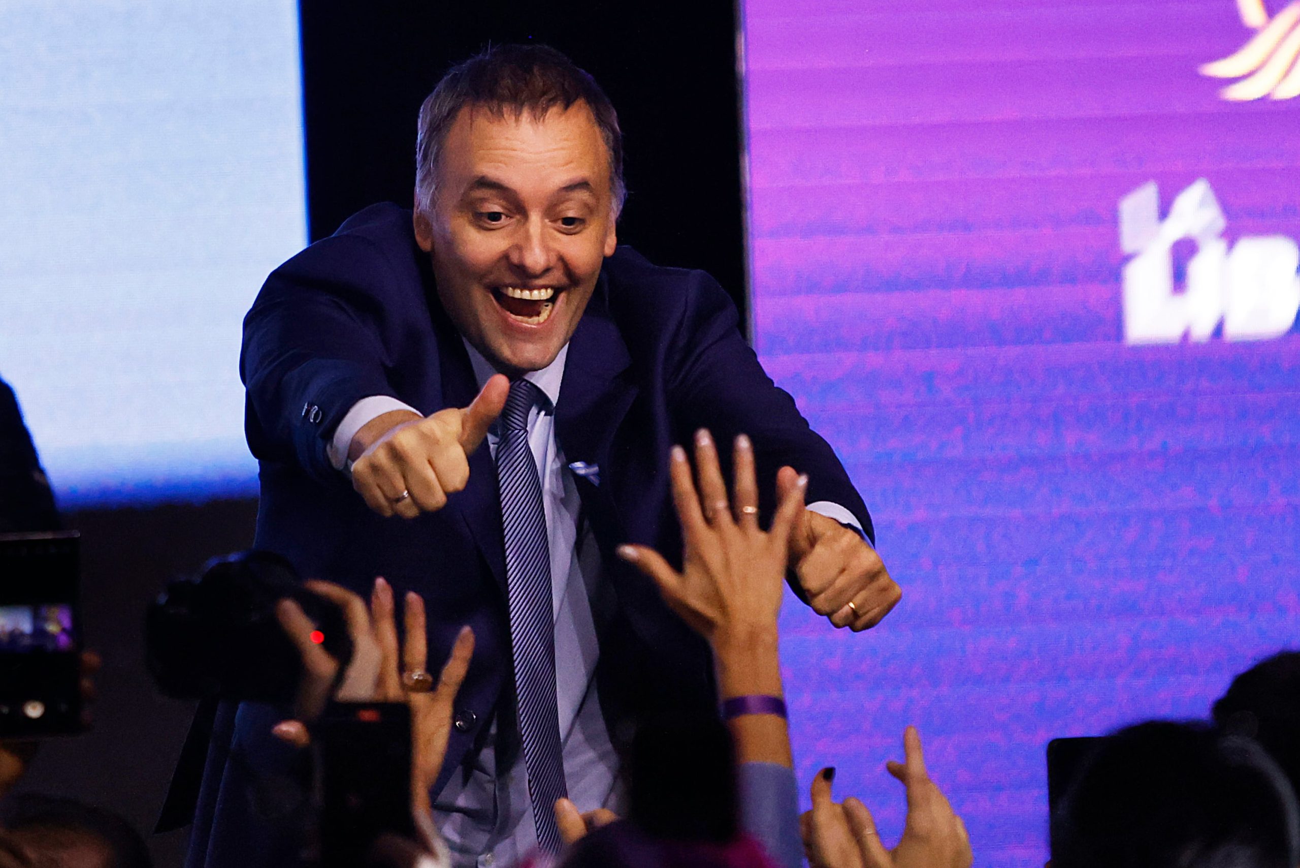 Manuel Adorni festeja su victoria
