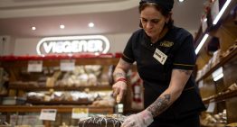 Hace 75 años, llegó de Alemania con el oficio de pastelero y abrió una confitería que superó expectativas: “Nos apasiona que vuelvan”