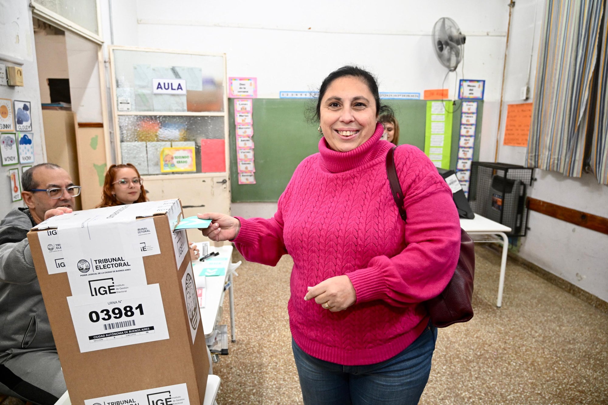 Paula Oliveto votando en la escuela Republica de Filipinas en Mataderos.
