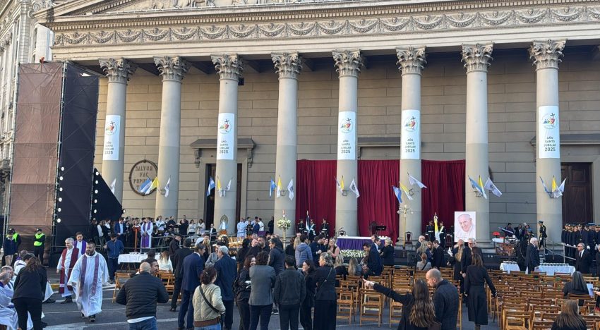 Construirán un memorial en honor al papa Francisco en la catedral de Buenos Aires
