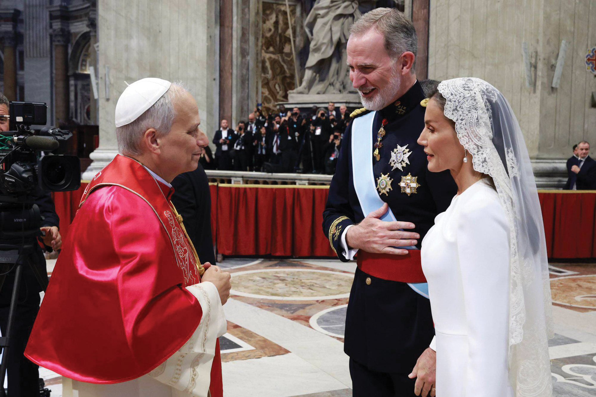 Tras la ceremonia, el Sumo Pontífice saludó a las delegaciones internacionales; acá, con los reyes de España, que fueron unos de los primeros en participar del tradicional besamanos, ya dentro de la basílica de San Pedro.