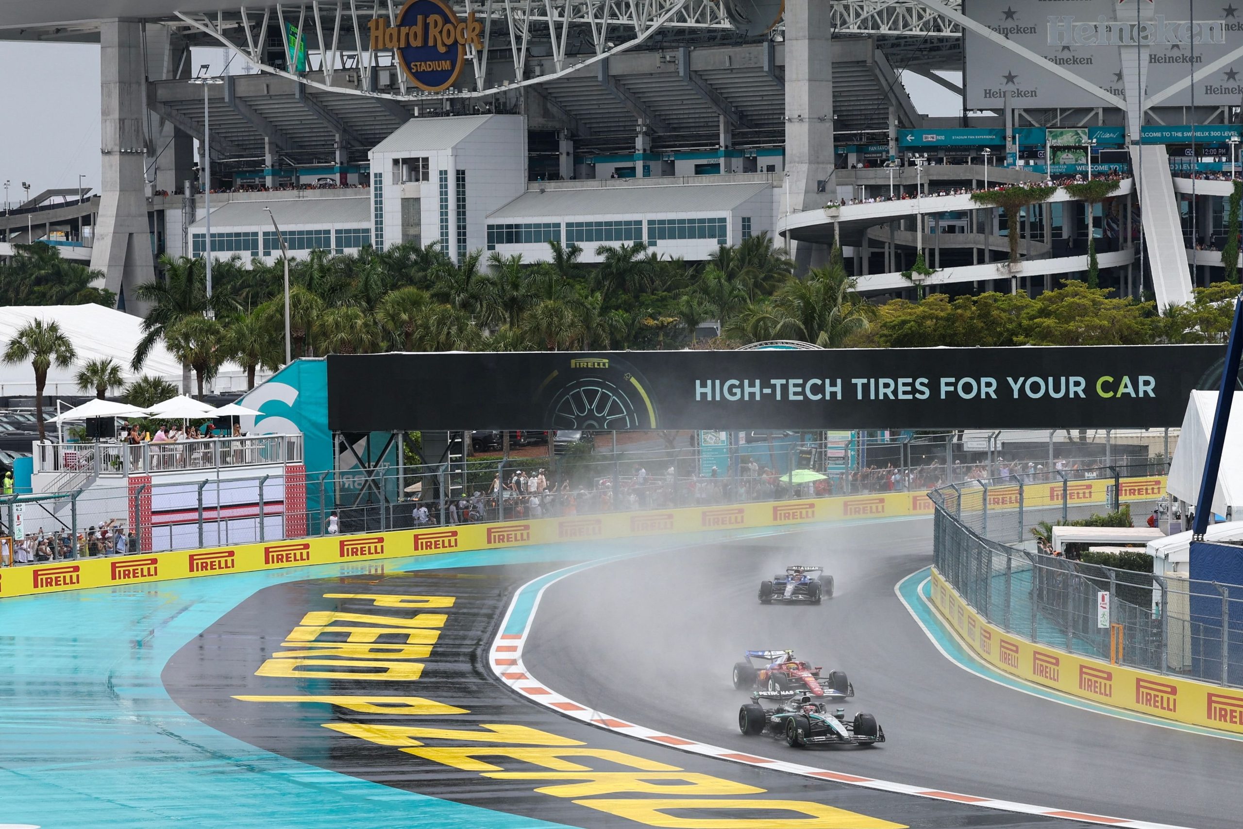 Se corre en un asfalto muy mojado la carrera sprint del Gran Premio de Miami de Fórmula 1.