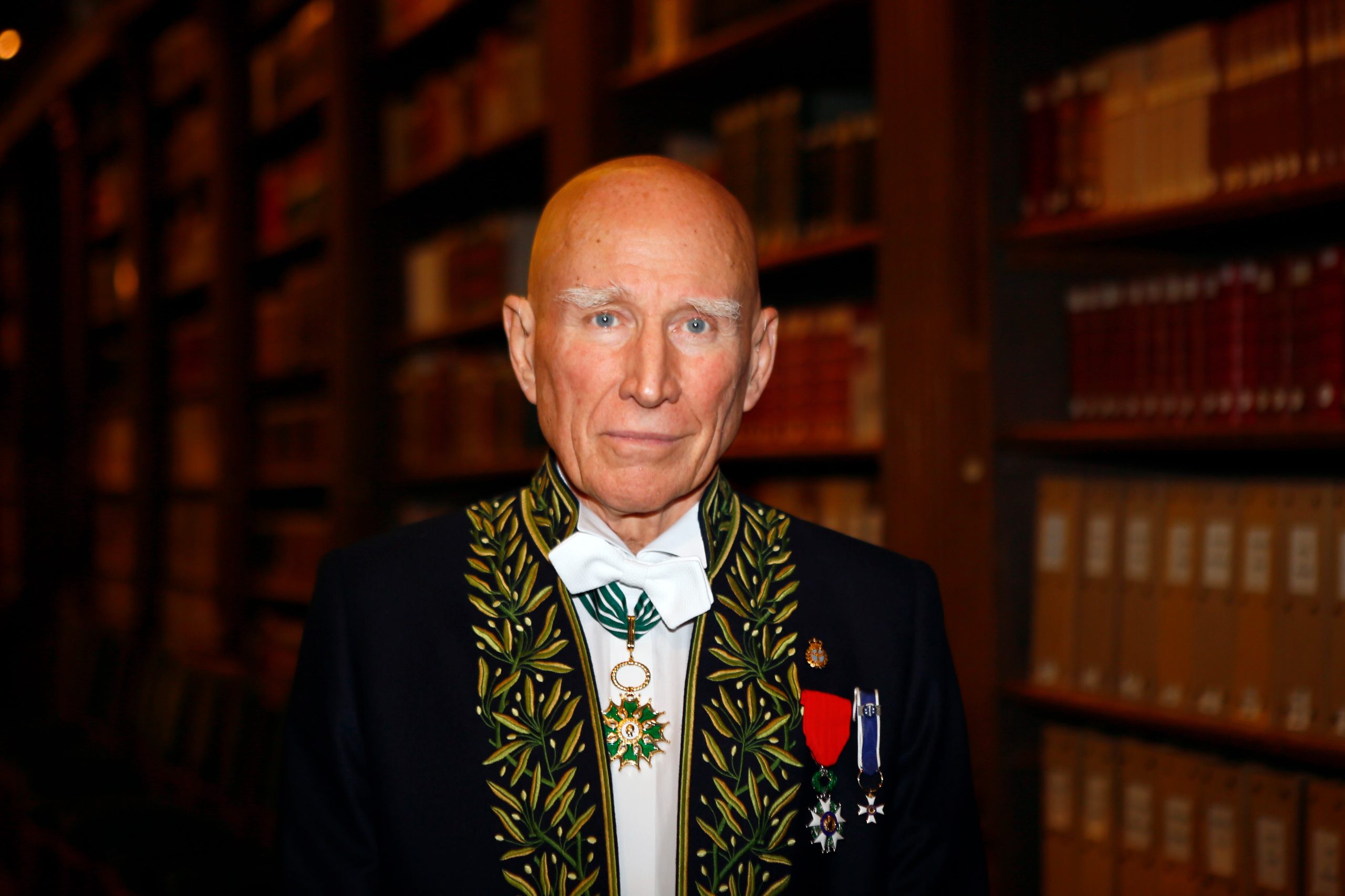ARCHIVO – El fotógrafo Sebastiao Salgado posa para un retrato tras ser elegido miembro de la Academia de Bellas Artes de Francia en una ceremonia en París, el 6 de diciembre de 2017. Salgado, conocido por sus proyectos a largo plazo e imágenes de la naturaleza y la humanidad, falleció a los 81 años, confirmó el Instituto Terra el viernes 23 de mayo de 2025. (AP Foto/Francois Mori, Archivo)