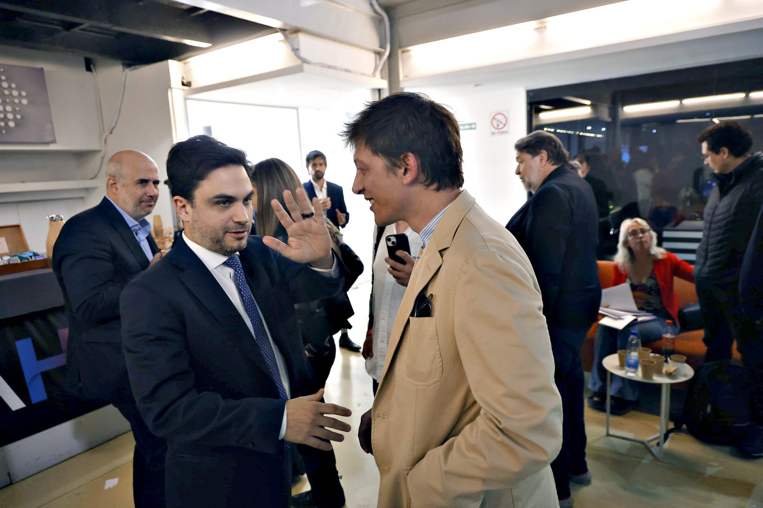 Marra y Santiago Caputo en la previa del debate de los candidatos porteños en el Canal de la Ciudad