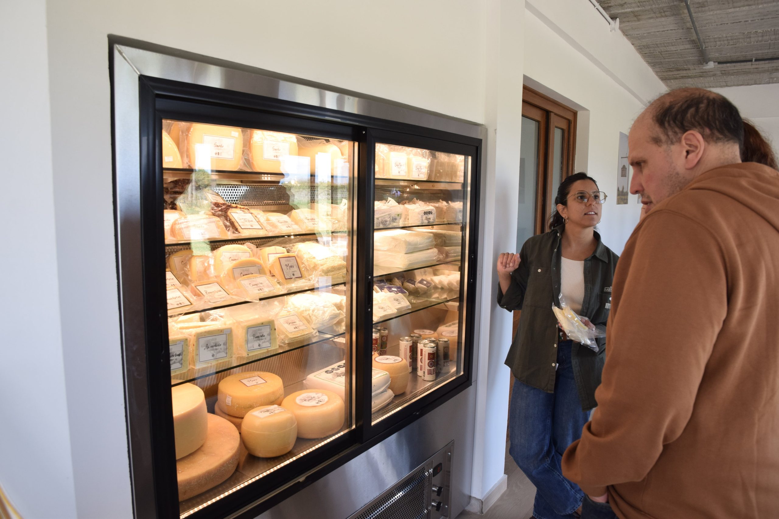 En la tienda están a la venta todas las variedades de quesos de la fábrica.