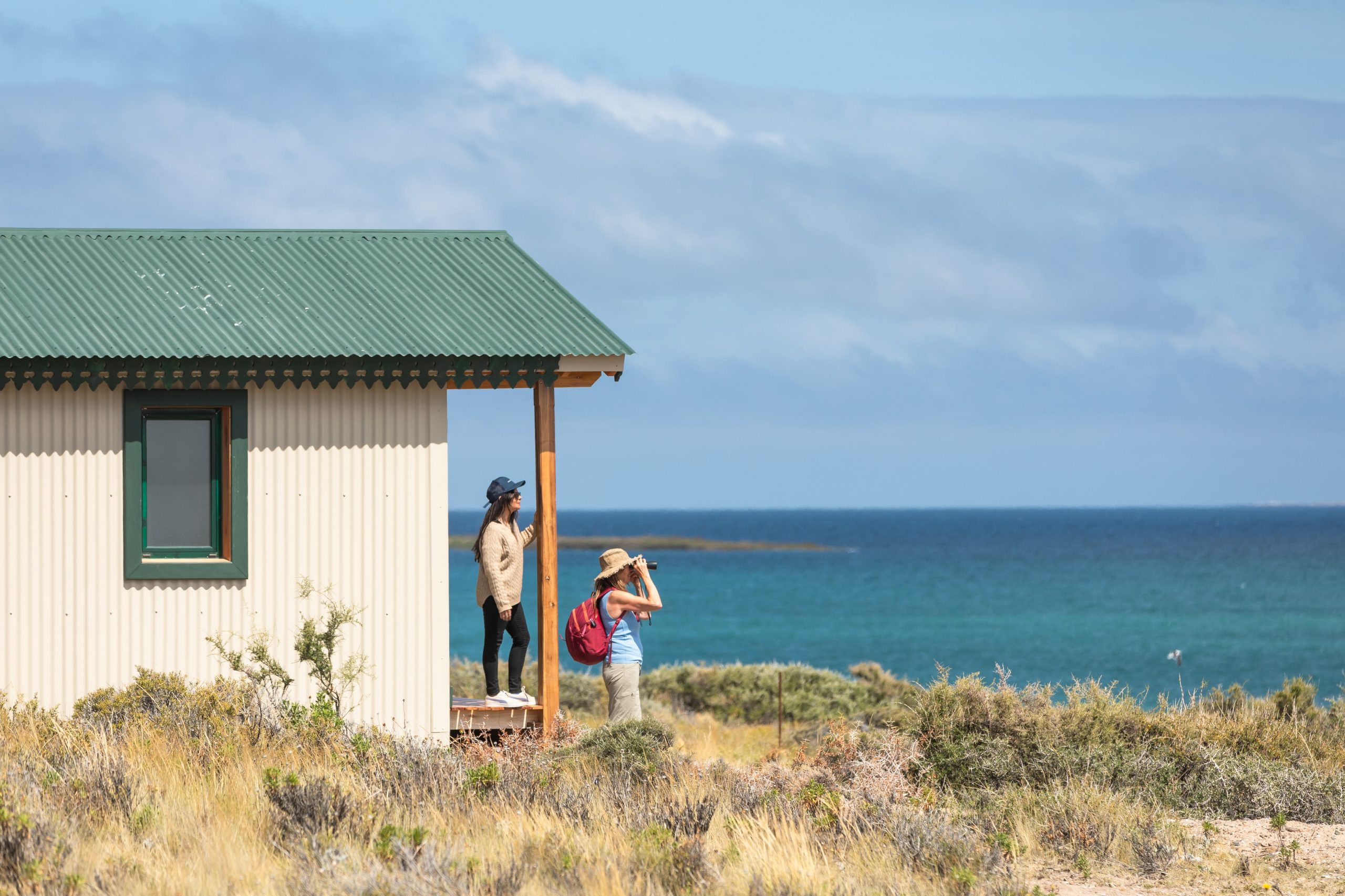 Una de las casitas de Marisma Camps, con vista privilegiada del mar azul.