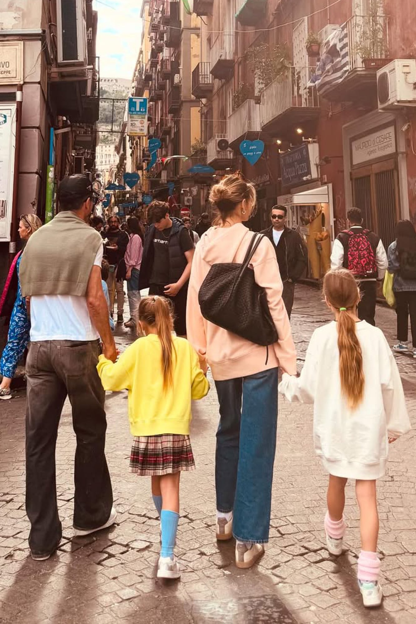 Simeone, Valentina, Carla y Francesca, de paseo por Nápoles. 