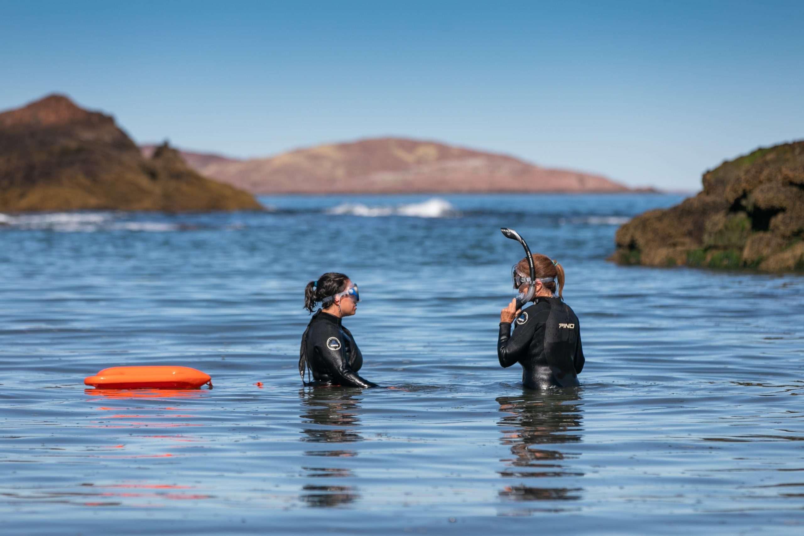 Snorkel con trajes de neoprene en la Isla Leones.