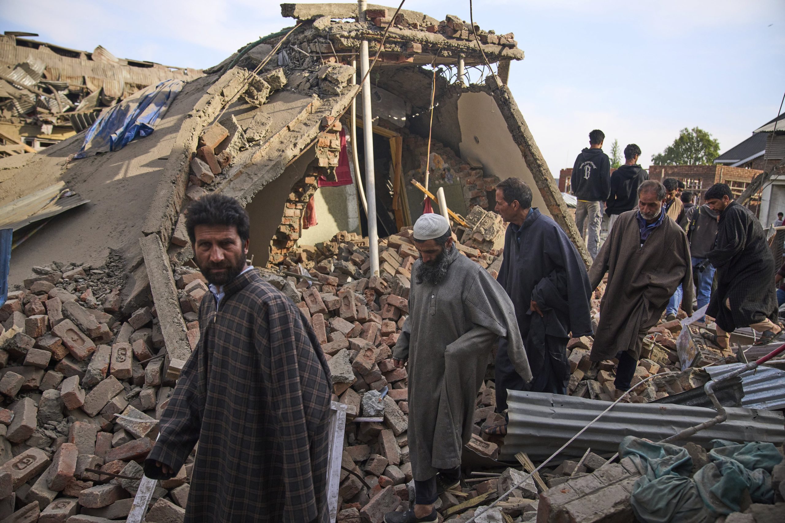 Un aldeano de Cachemira inspecciona los escombros de la casa familiar destruida por la explosión de Ahsan Ul Haq Shiekh, un militante que, según las autoridades, está involucrado en el ataque mortal contra turistas en Pahalgam, en la aldea de Murran en Pulwama, al sur de Srinagar, Cachemira controlada por la India (AP Photo/Dar Yasin)