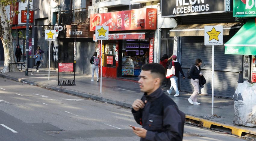 Estrellas amarillas: los tres barrios porteños que concentran más de la mitad de estos homenajes a víctimas de incidentes viales