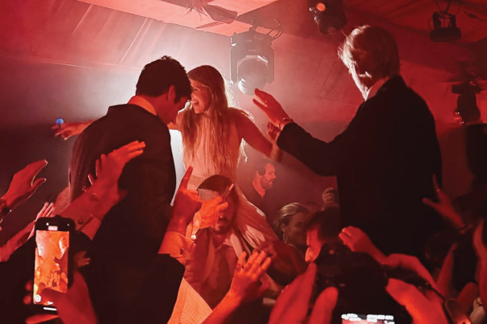 En el centro de la pista, los novios divertidos con el baile, con la musicalización de Bocha Muñoz, que eligió temas de los 80 y los 90, algo de reggaeton viejo y un mix bien curado de canciones argentinas y españolas. 