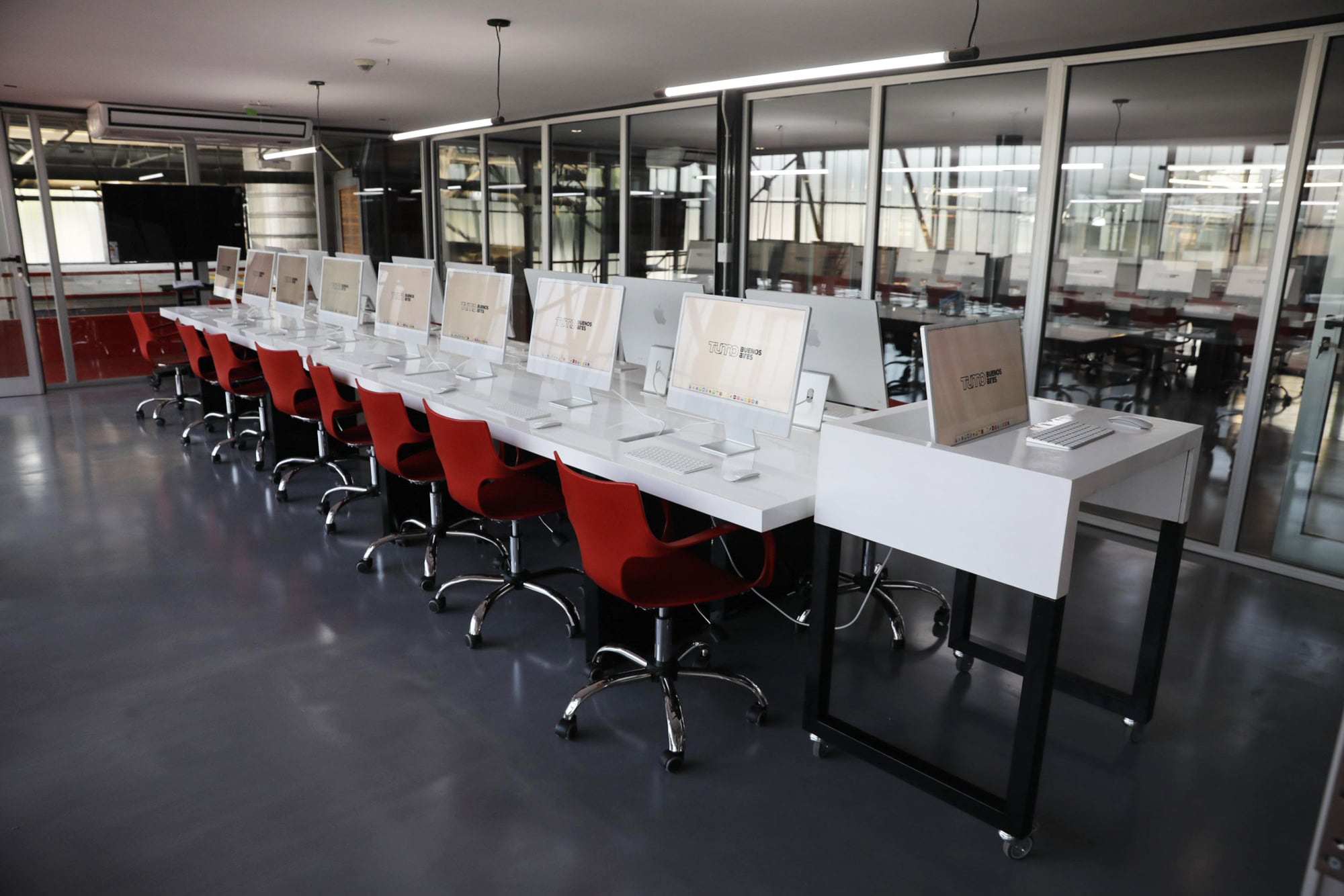 Una de las salas de talleres del nuevo centro educativo en el CMD de Barracas, equipada con computadoras y estaciones de trabajo para el desarrollo de proyectos en programación, diseño y otras disciplinas