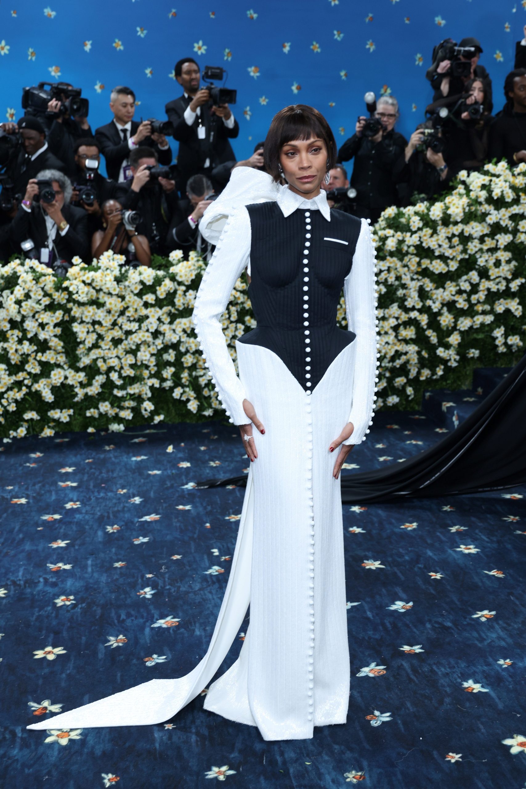 Zoe Zaldaña en blanco y negro con cientos de botones. (Foto: EFE)