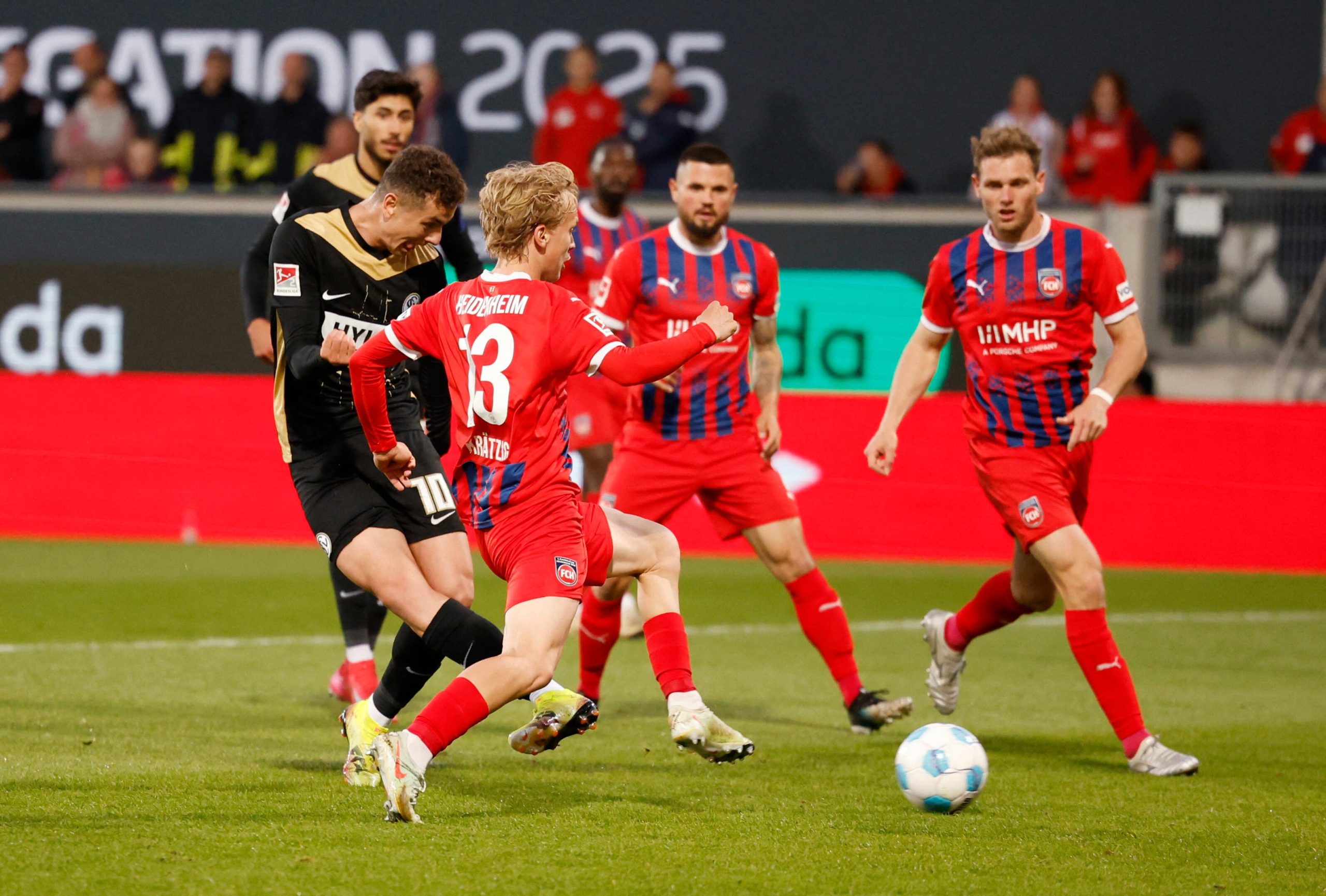 Heidenheim vs Elversberg por la descenso de la Bundelisga de Alemania del 2025.