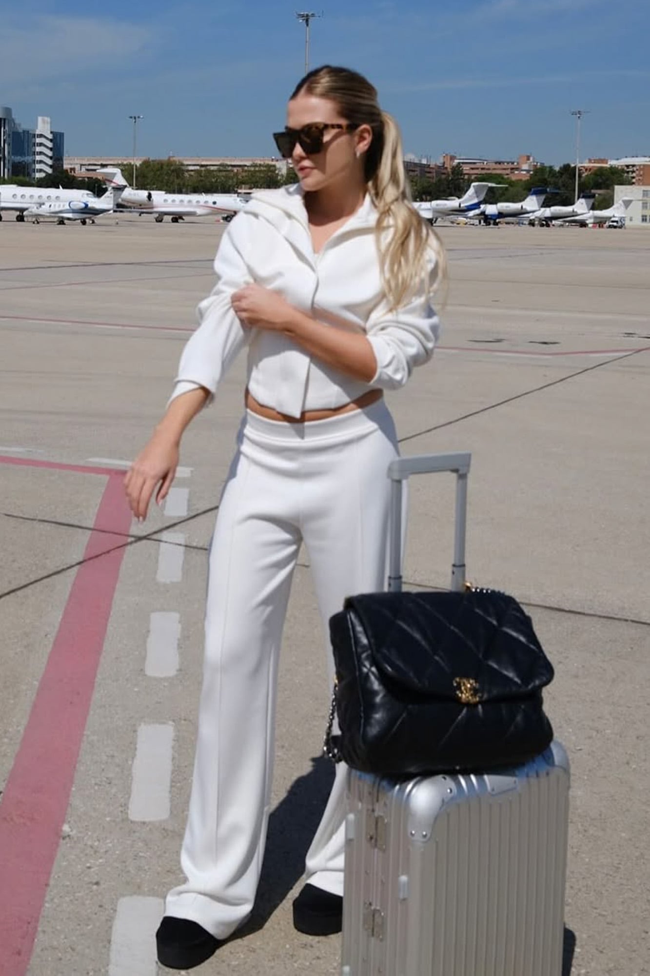 Sofía eligió para viajar un relajado look total white al que le sumó una cartera de cuero Chanel. 