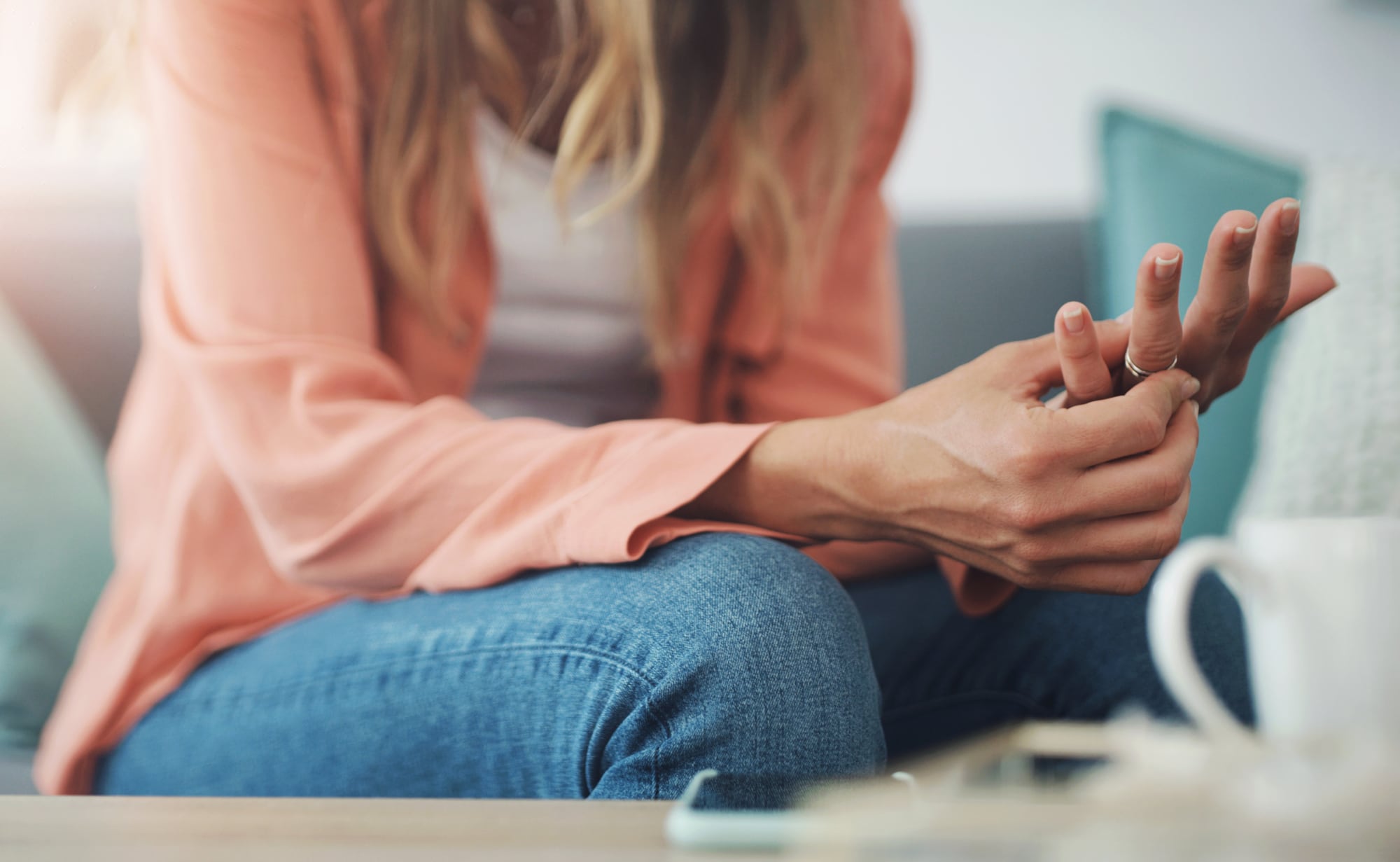 Fortunata no solo ama a un hombre casado, sostiene una espera y una ilusión romántica en paralelo a su invisibilización