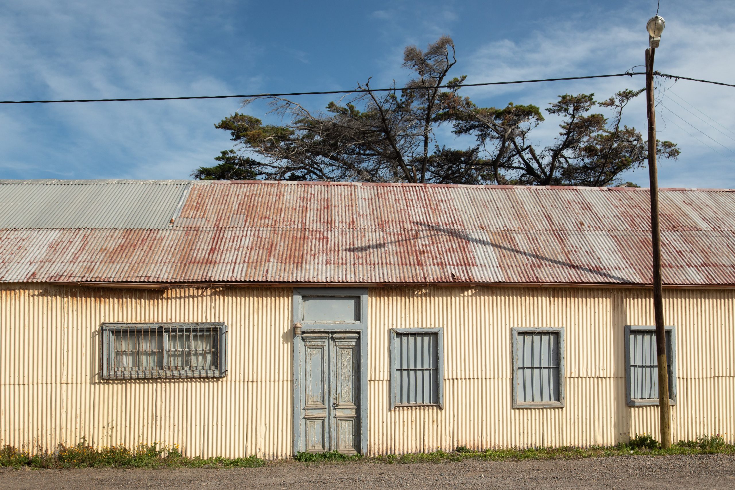 Un lateral de Casa Rabal, emblemático almacén de ramos generales de Camarones.
