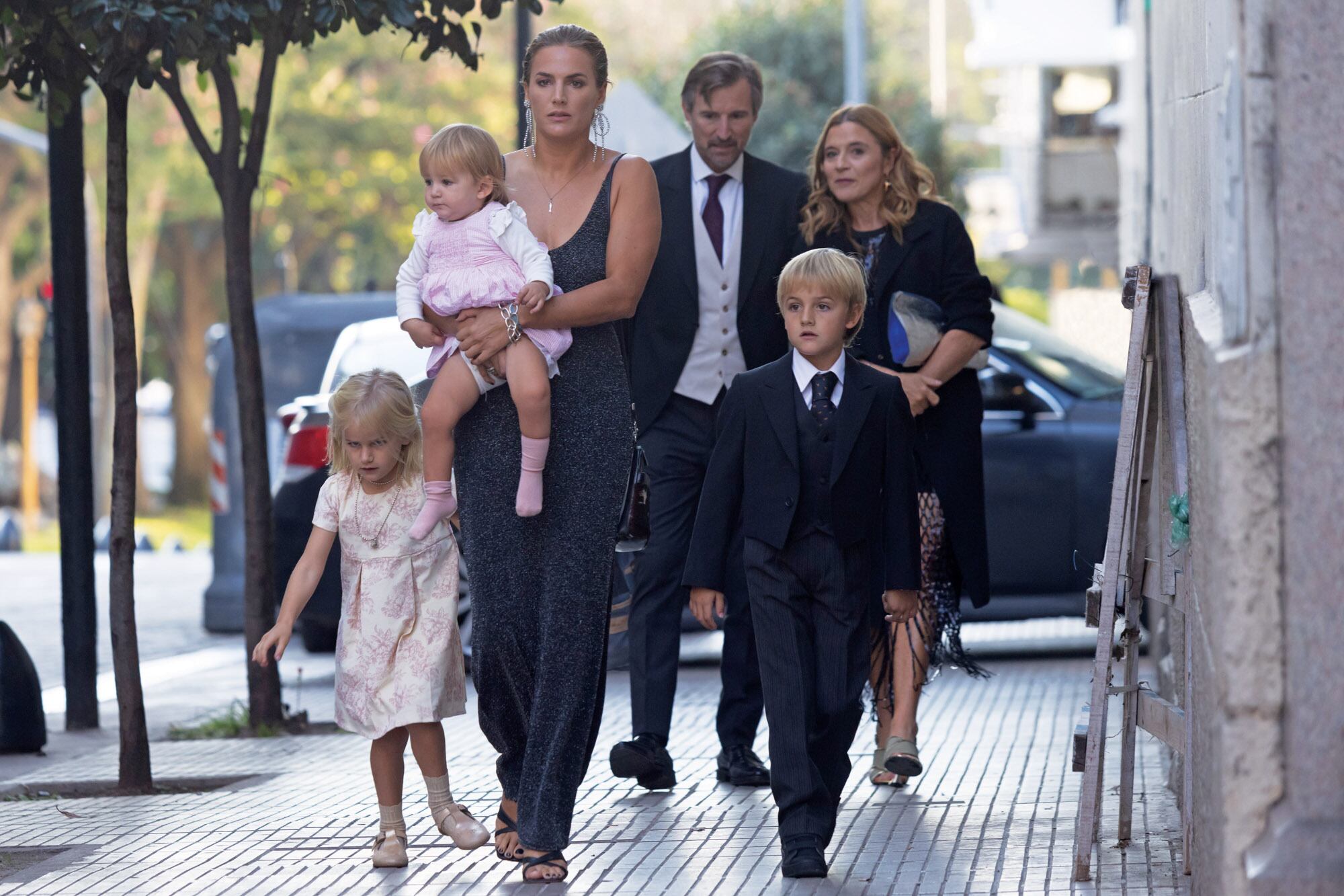 Cecilia Bonasso con sus tres hijos y, un poco más atrás, su marido, Jerónimo Bosch –tío de Tatiana y hermano de Francisco–, charlando con Vanessa Keen, prima de Chema.