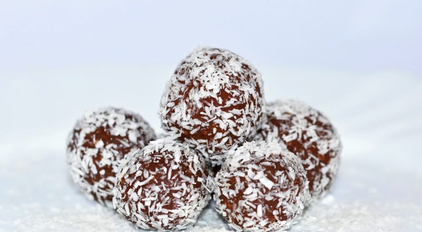 Sin harina ni azúcar: la receta para unas trufas de chocolate y coco bajas en calorías, ideales para el mate