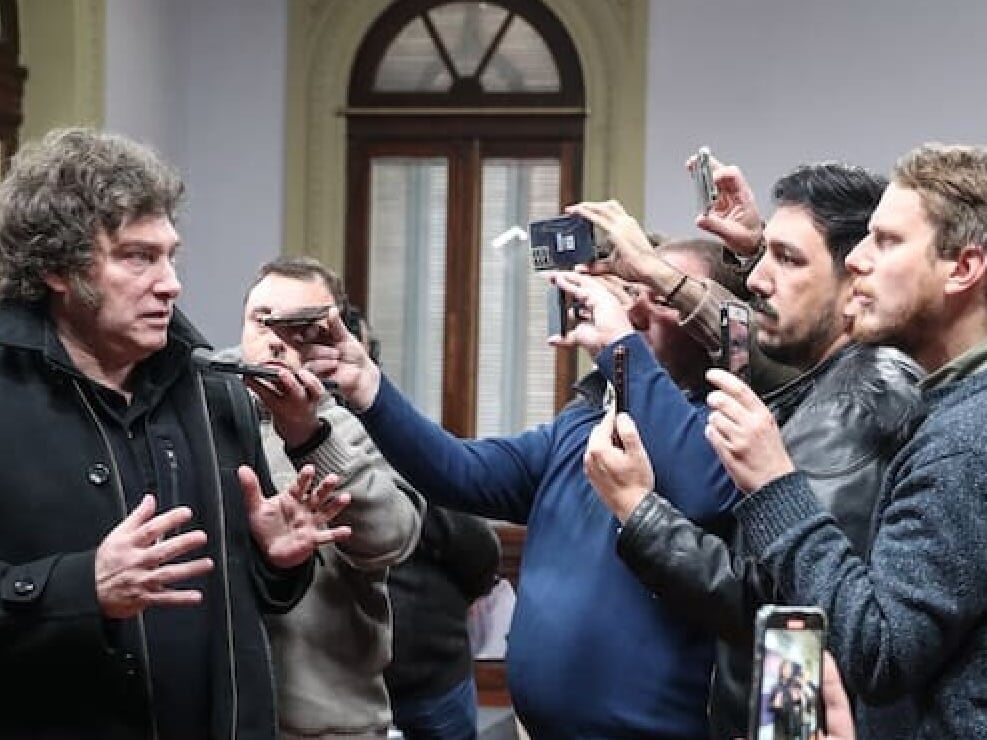 El presidente Javier Milei junto a periodistas en la Casa Rosada.