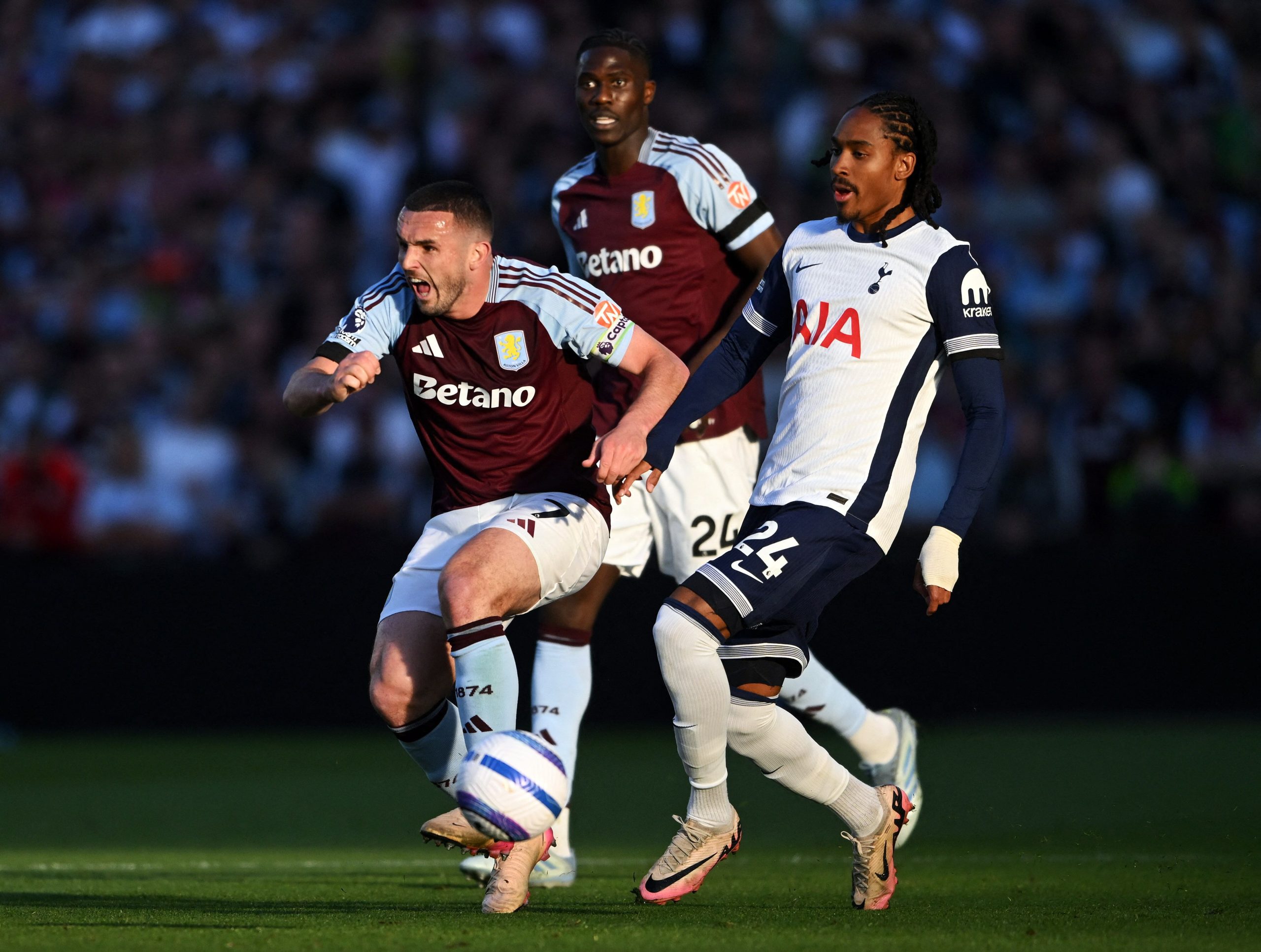 Aston Villa vs Tottenham por la fecha 37 de la Premier League del 2025.