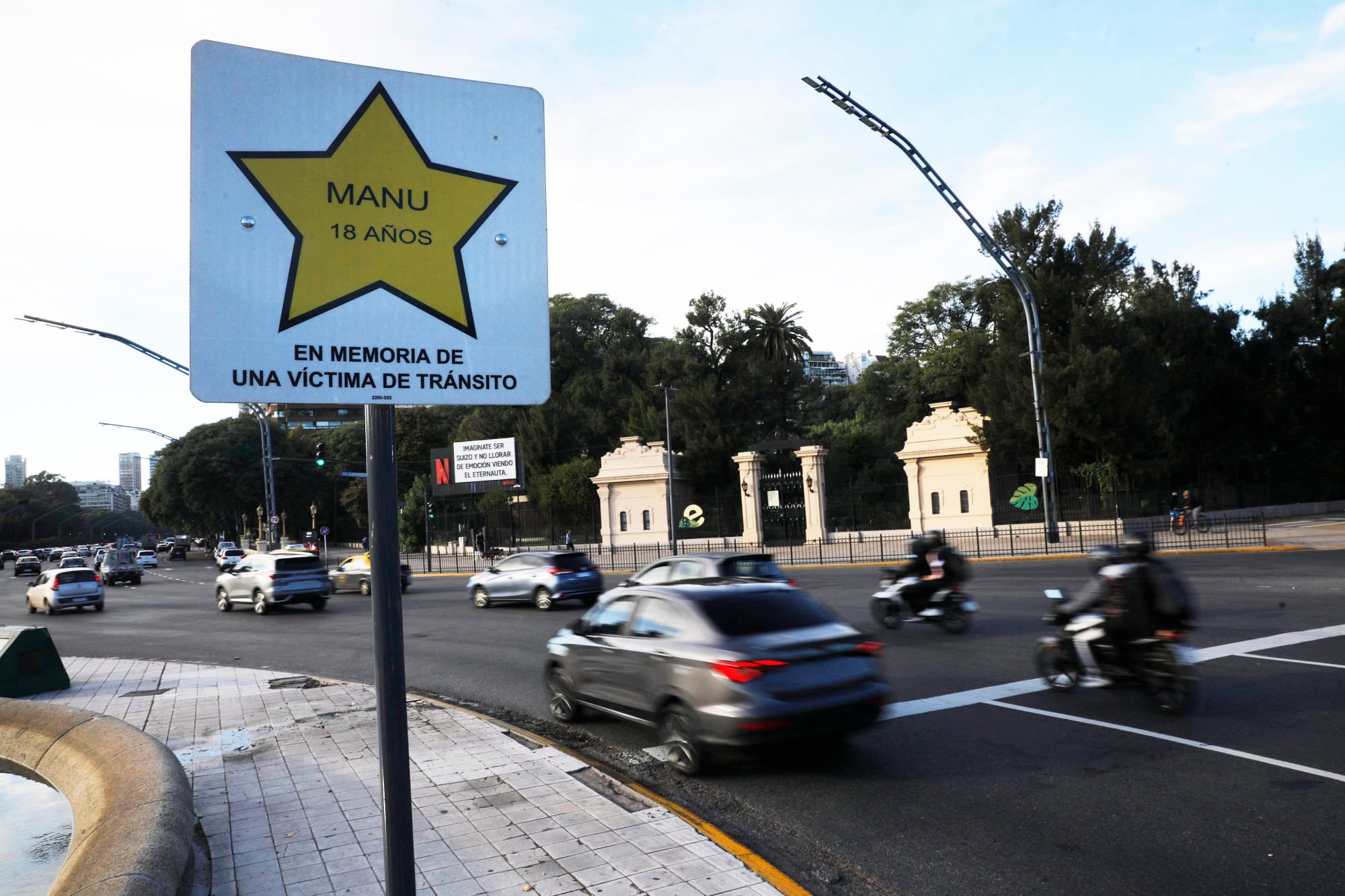 Una estrella amarilla en homenaje a Manu, de 18 años, señaliza el lugar donde fue atropellado y falleció; está ubicada sobre la intersección de la avenida Sarmiento y la Avenida del Libertador, en el ingreso a los bosques de Palermo