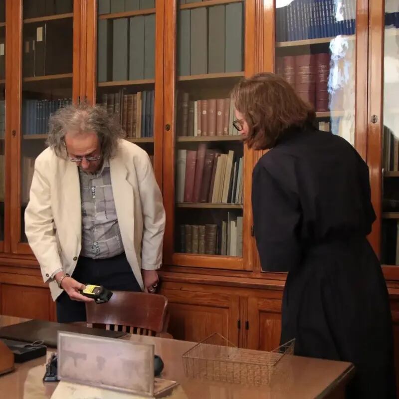 Marc Ammerich mide el respaldo de la silla de la oficina de Marie Curie en busca de rastros radiactivos dejados por las manos de la científica