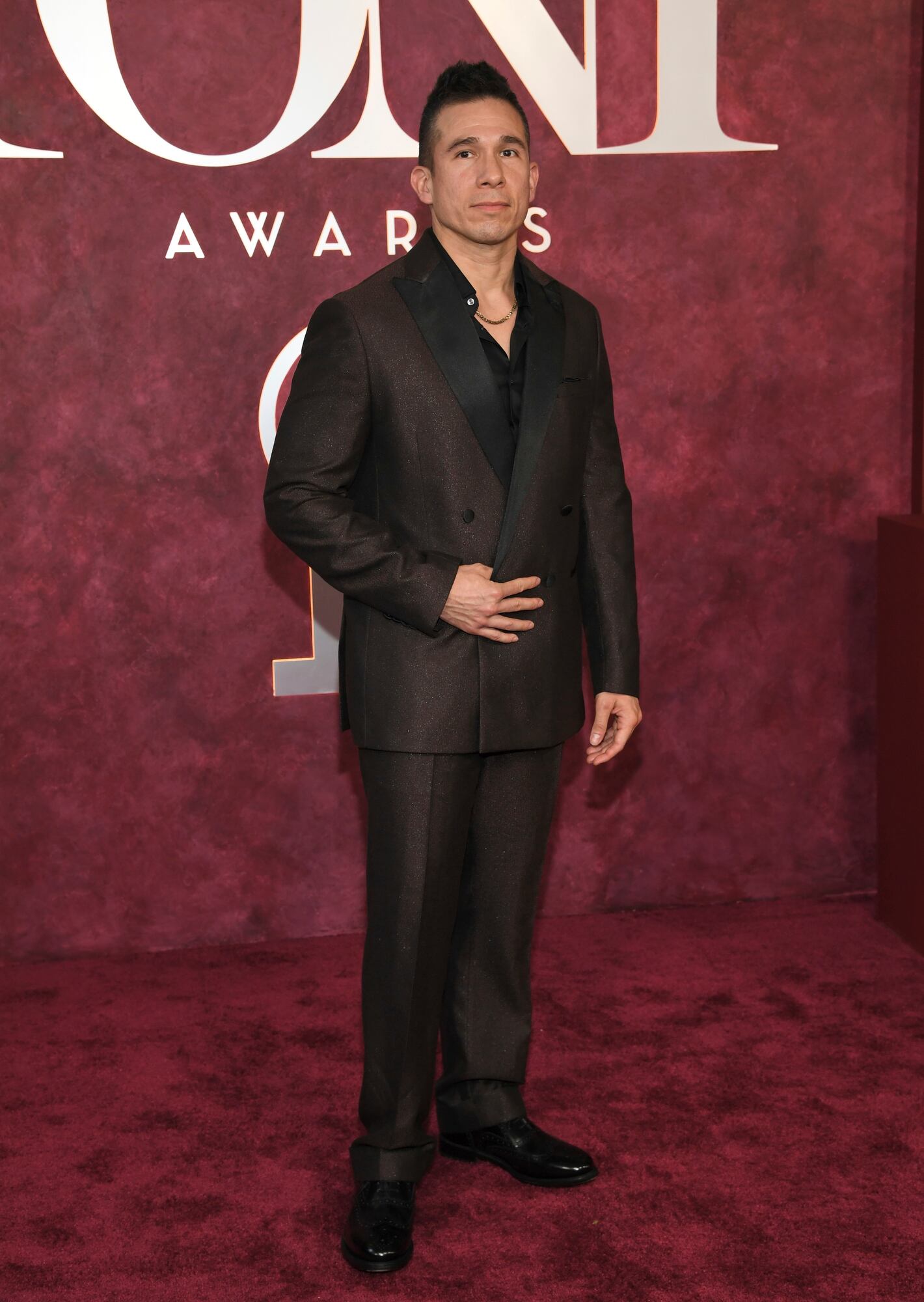 Jon Rua muy formal en la alfombra roja de los Tony