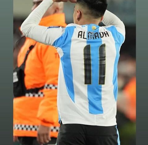 La esposa de Thiago Almada reveló el significado del festejo del gol ante Colombia por las Eliminatorias